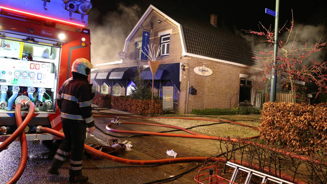 De brandweer kwam het vuur blussen. (Foto: Maickel Keijzers/Hendriks Multi Media).