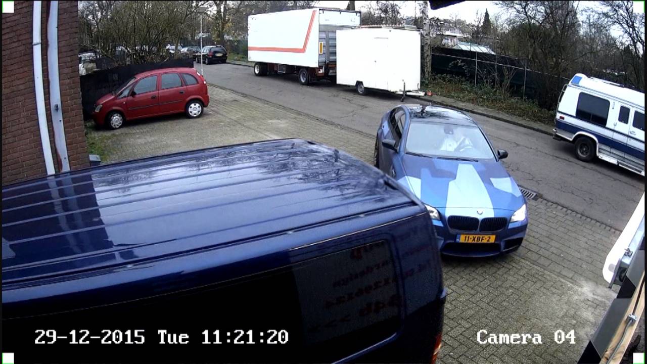 De BMW M5 van René de Koning geeft voorrang aan de ontvoerders.