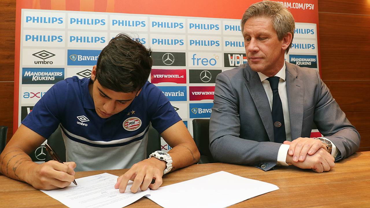 Luiz Beto da Silva tekent zijn contract. (Foto: PSV)
