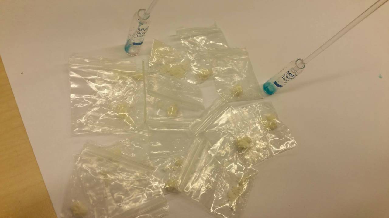 Deze zakjes probeerde de jongen te verstoppen. (Foto: Politie Gemert-Bakel en Laarbeek)