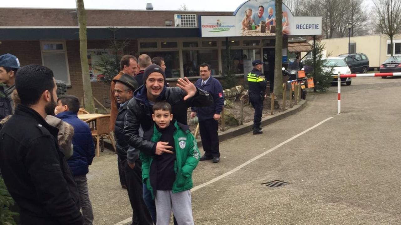 De eerste vluchtelingen zijn aangekomen.