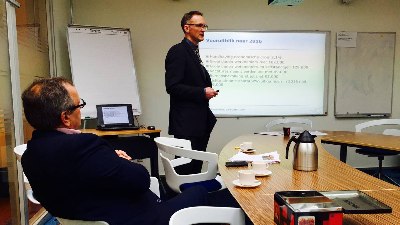 Michel van Smoorenburg van het UWV licht de cijfers toe (foto: Raoul Cartens)