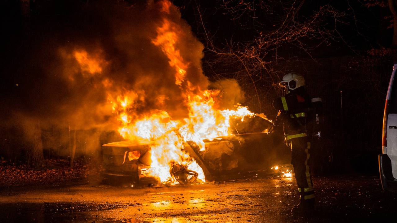 Auto in vlammen op in Hoeven. (foto: Alexander Vingerhoeds/Obscura Foto)