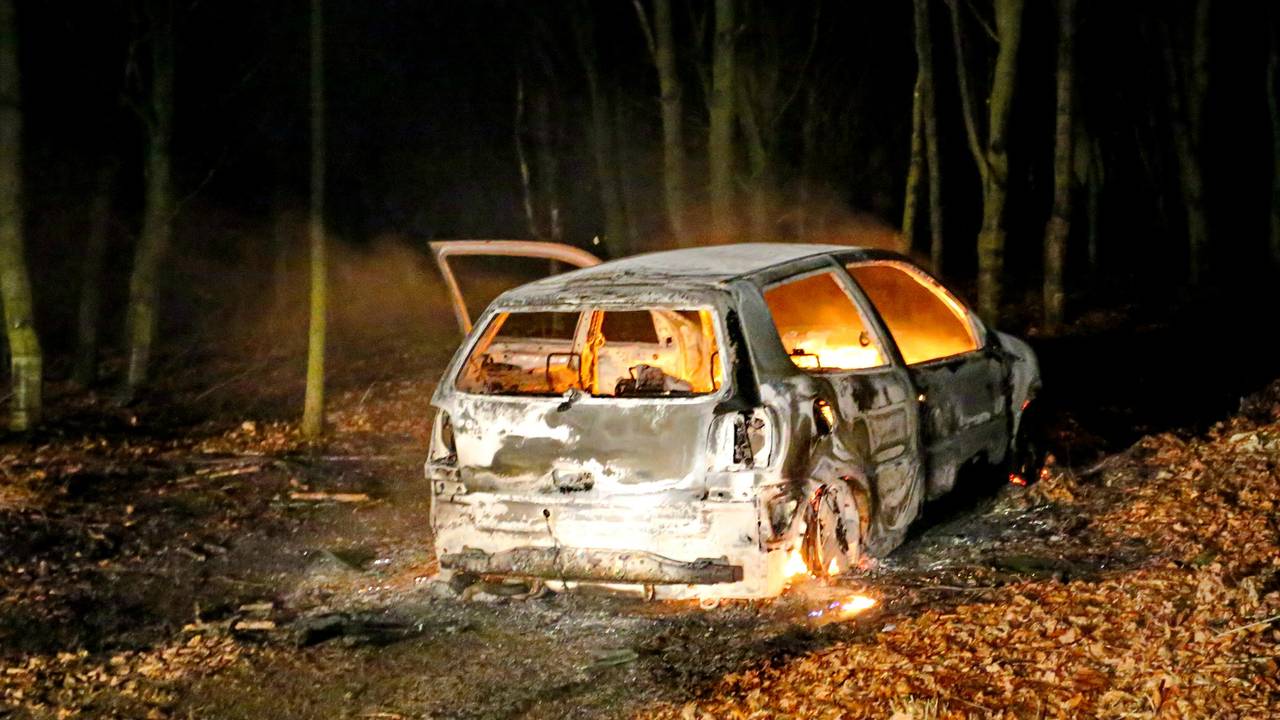 Auto uitgebrand in bos Hoogeloon. (foto: SQ Vision)
