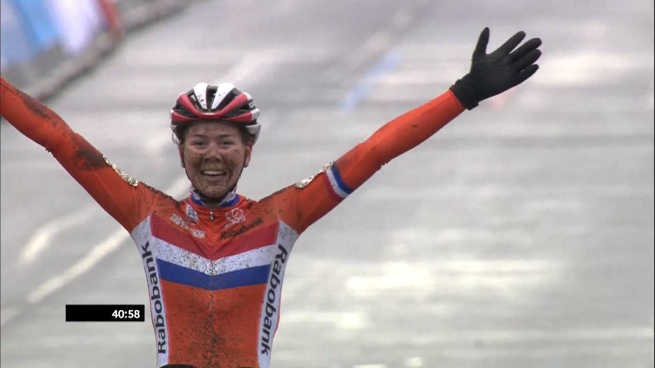 Thalita de Jong rijdt naar de regenboogtrui