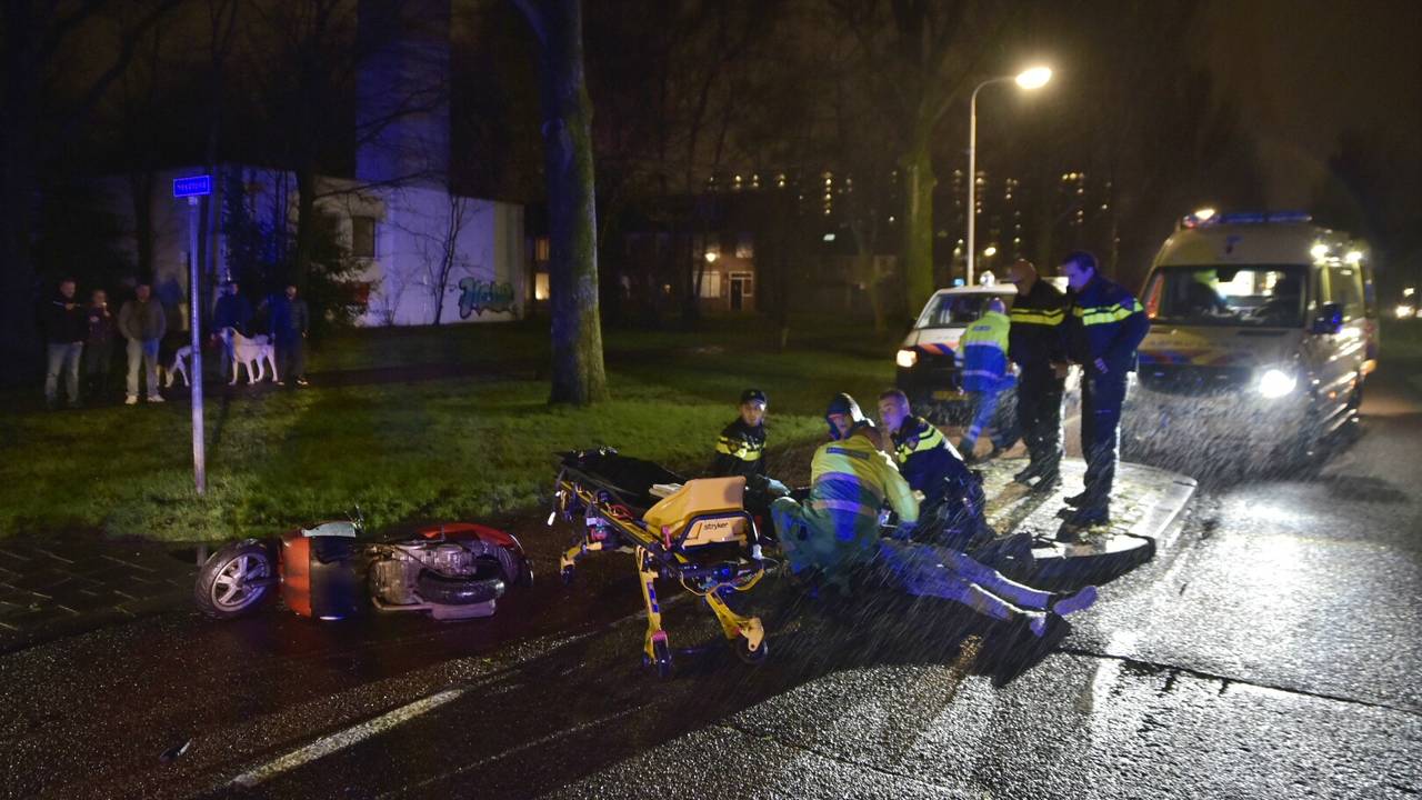 Twee gewonden bij scooterongeluk (foto: Jack Brekelmans / Persburo-BMS)
