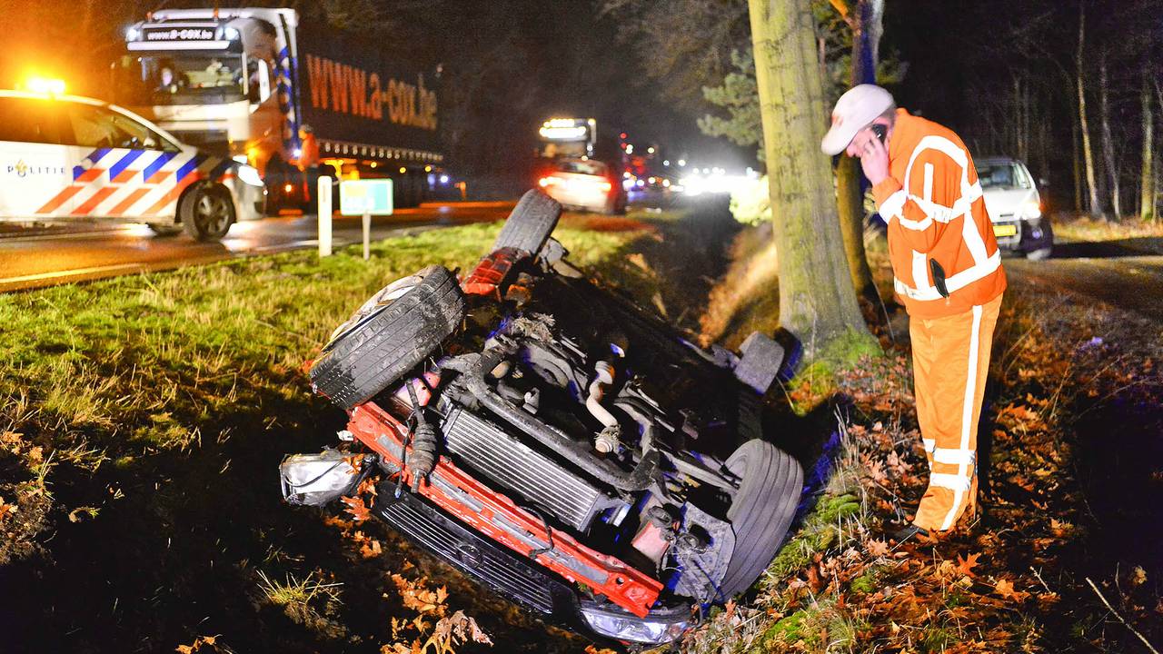 Auto in de sloot (foto: Rico Vogels/SQ Vision)