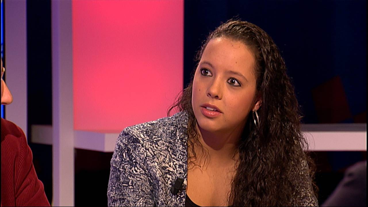 Tara Fokké aan tafel bij Onder Ons.