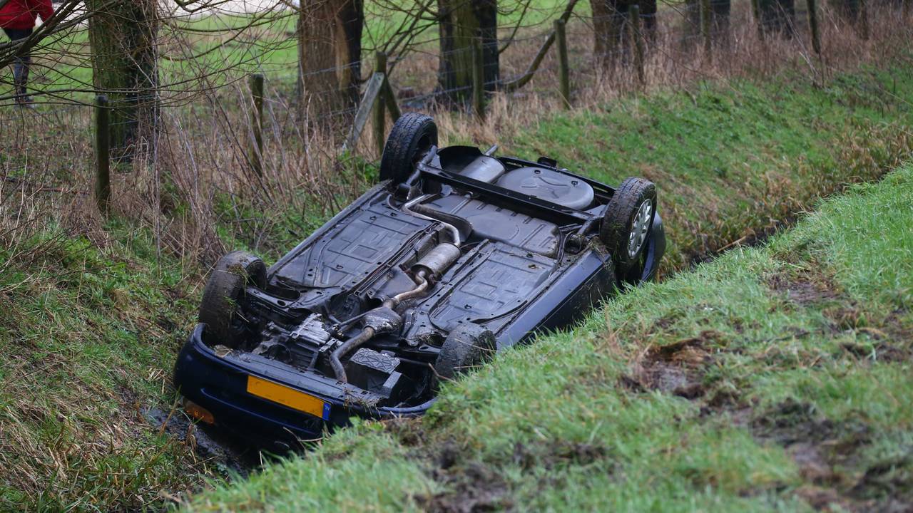 Vrouw rijdt sloot in bij Lithoijen. (foto: Charles Mallo/SQ Vision)