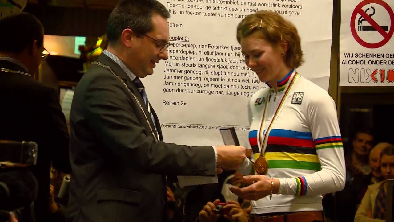 Thalita de Jong gehuldigd door burgemeester