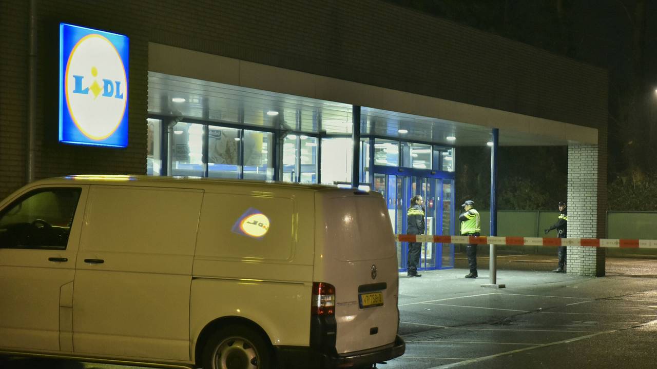 Politie houdt oogje in het zeil (foto: Jules Vorselaars/JV Media).