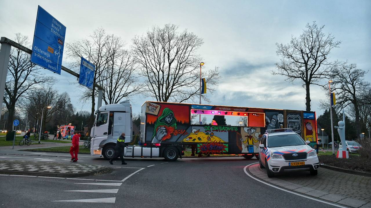 De carnavalswagen waar de man vanaf sprong (foto: Toby de Kort / De Kort Media)