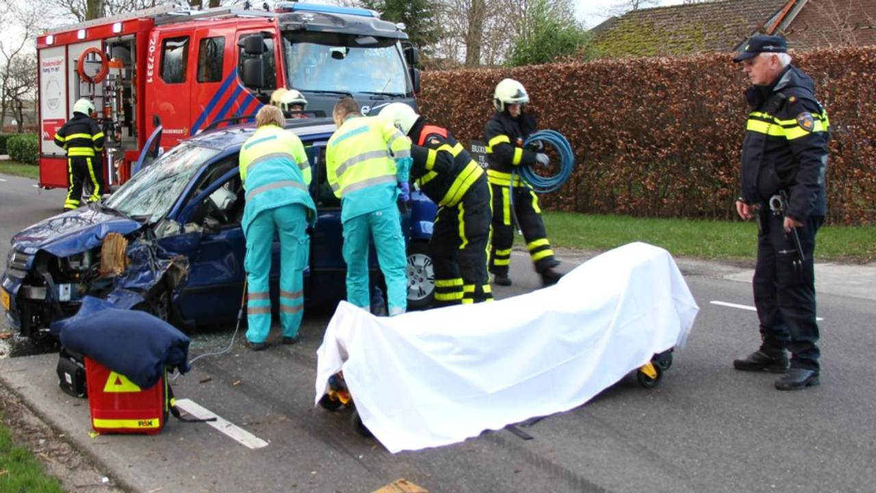 Reanimatie na ongeluk in Dongen. (foto: Rick de Haan/Stuve Fotografie)