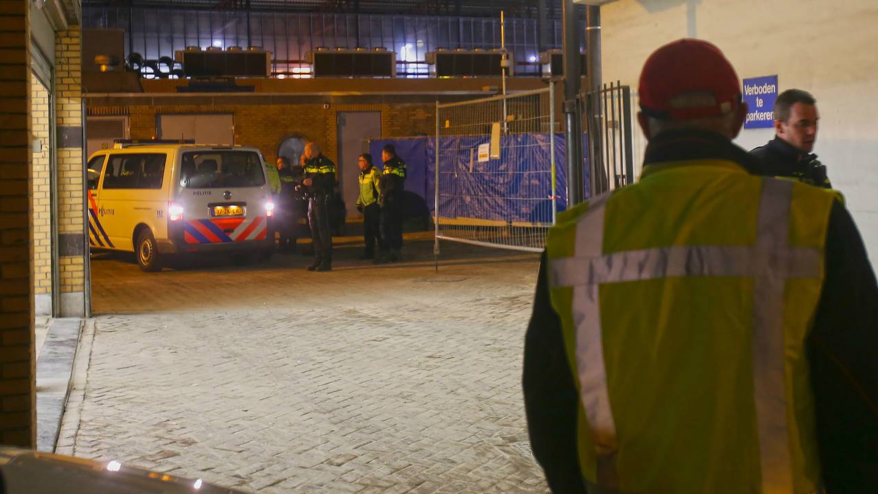 Politie in actie om de zwerver in te rekenen (foto: Arno van der Linden/SQ Vision).