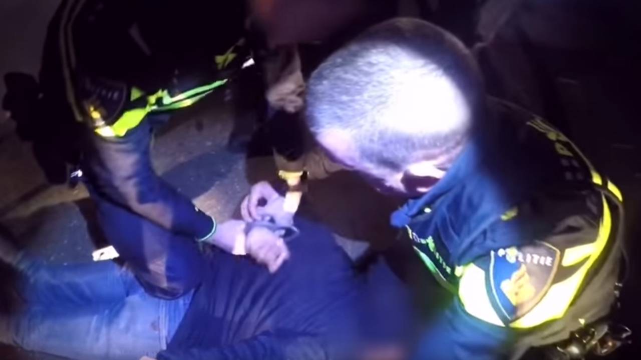 Man wordt uit de auto getrokken en opgepakt. (Beeld: YouTube/Politie Dommelstroom)