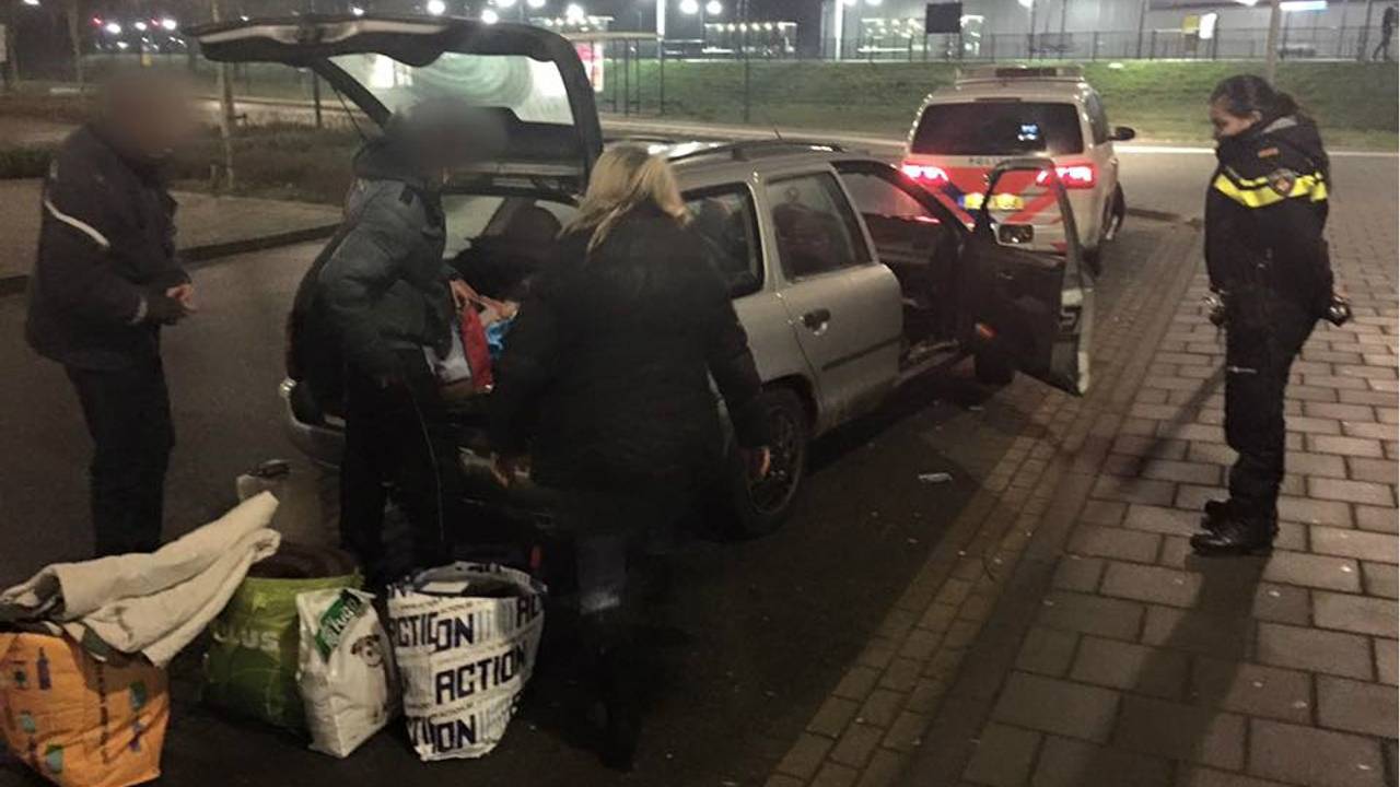 De auto moest leeggehaald worden. (Foto: Facebook/Politie Cranendonck/Heeze-Leende)