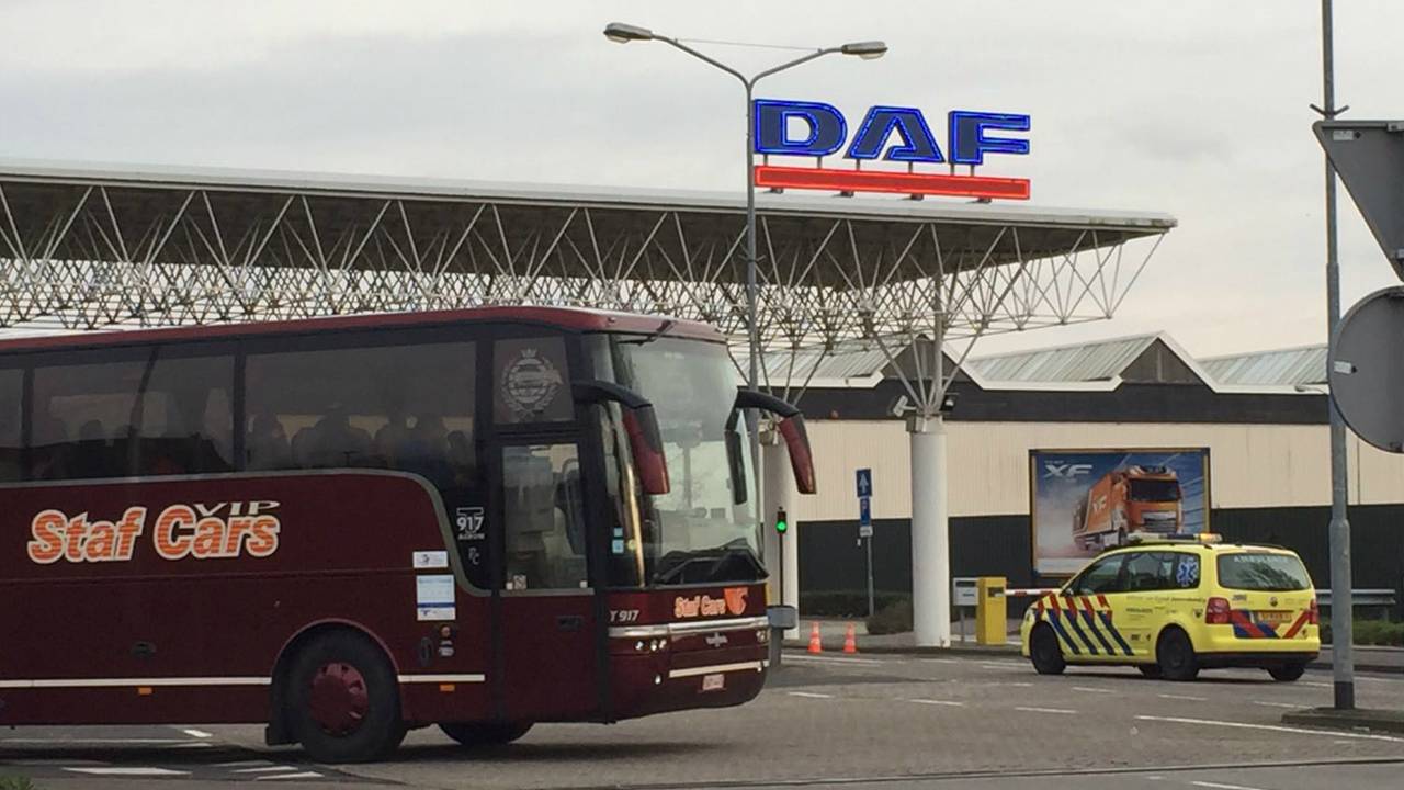 Een medewerker van DAF kwam met zijn fiets onder een vrachtwagen terecht. Foto: Sem van Rijssel/SQ V