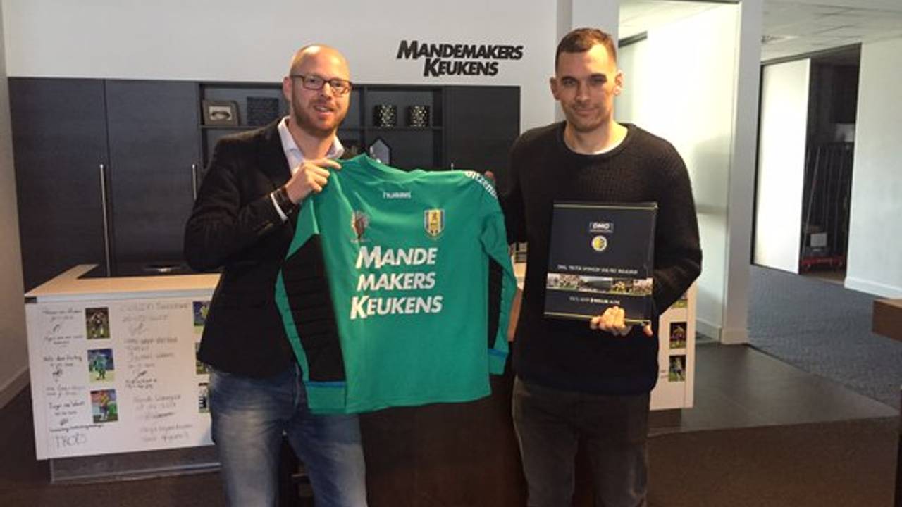 Tamati Williams met RKC-directeur Remco Oversier (bron: RKC Waalwijk).