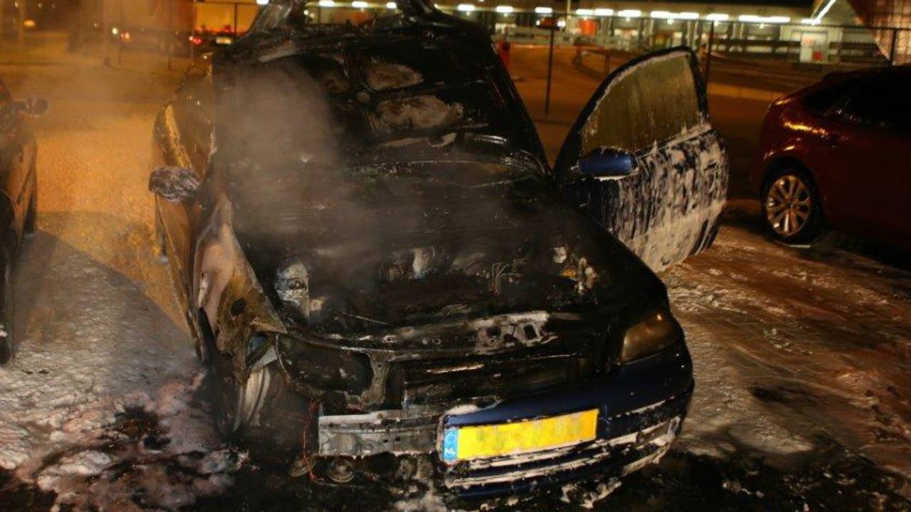 Auto vloog waarschijnlijk door technische fout in brand. (Foto: Bart Meesters/Meesters Multi Media)