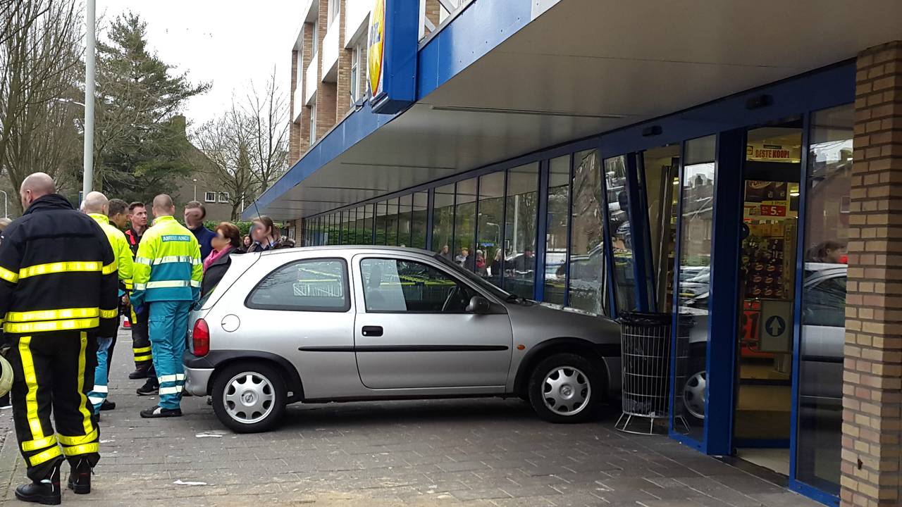De winkelpui raakte zwaar beschadigd