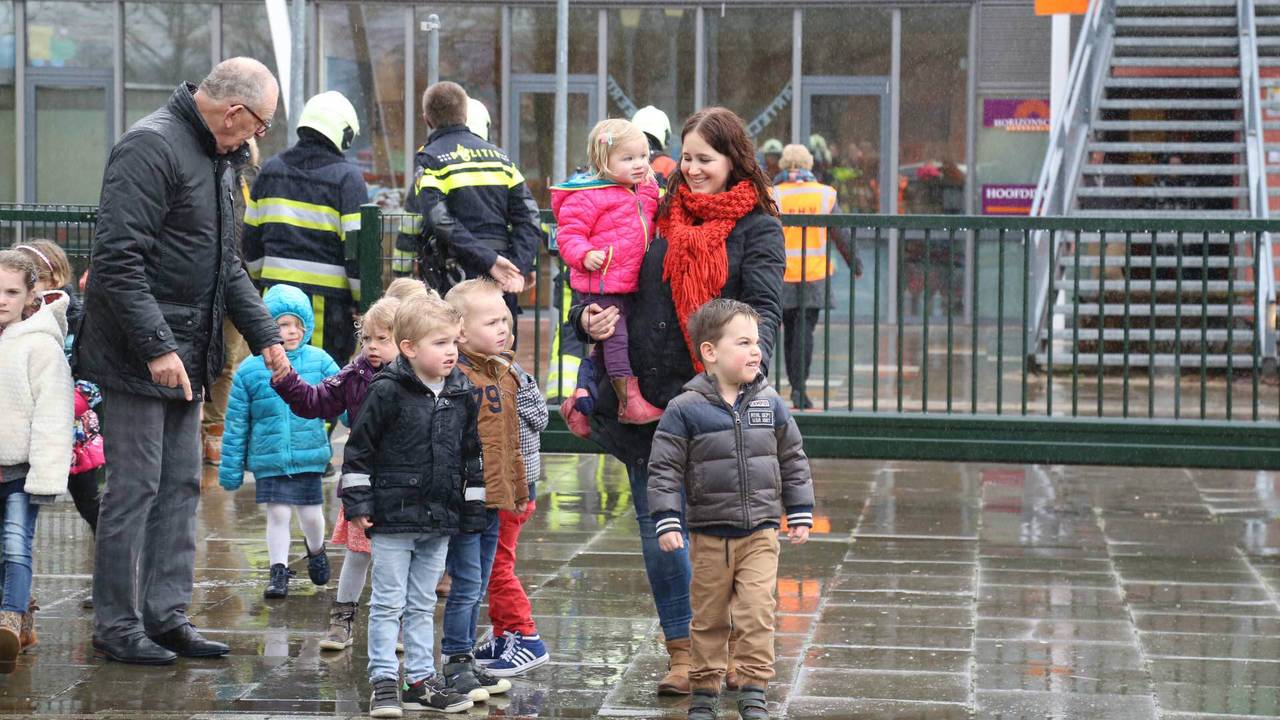 De kinderen moesten de school verlaten. (Foto: Maickel Keijzers/Hendriks Multimedia)