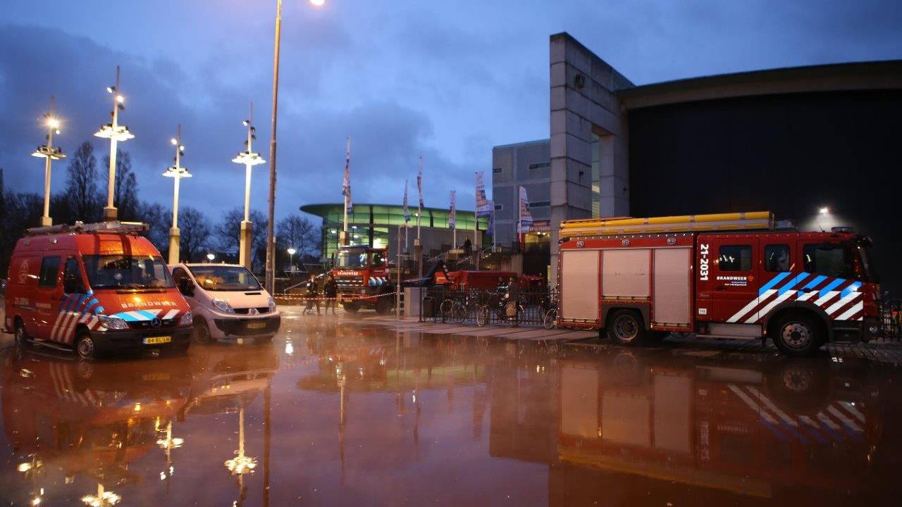 De brandweer pompte het water uit de kelder naar buiten. (Foto: Bart Meesters/ Meester Multi Media)