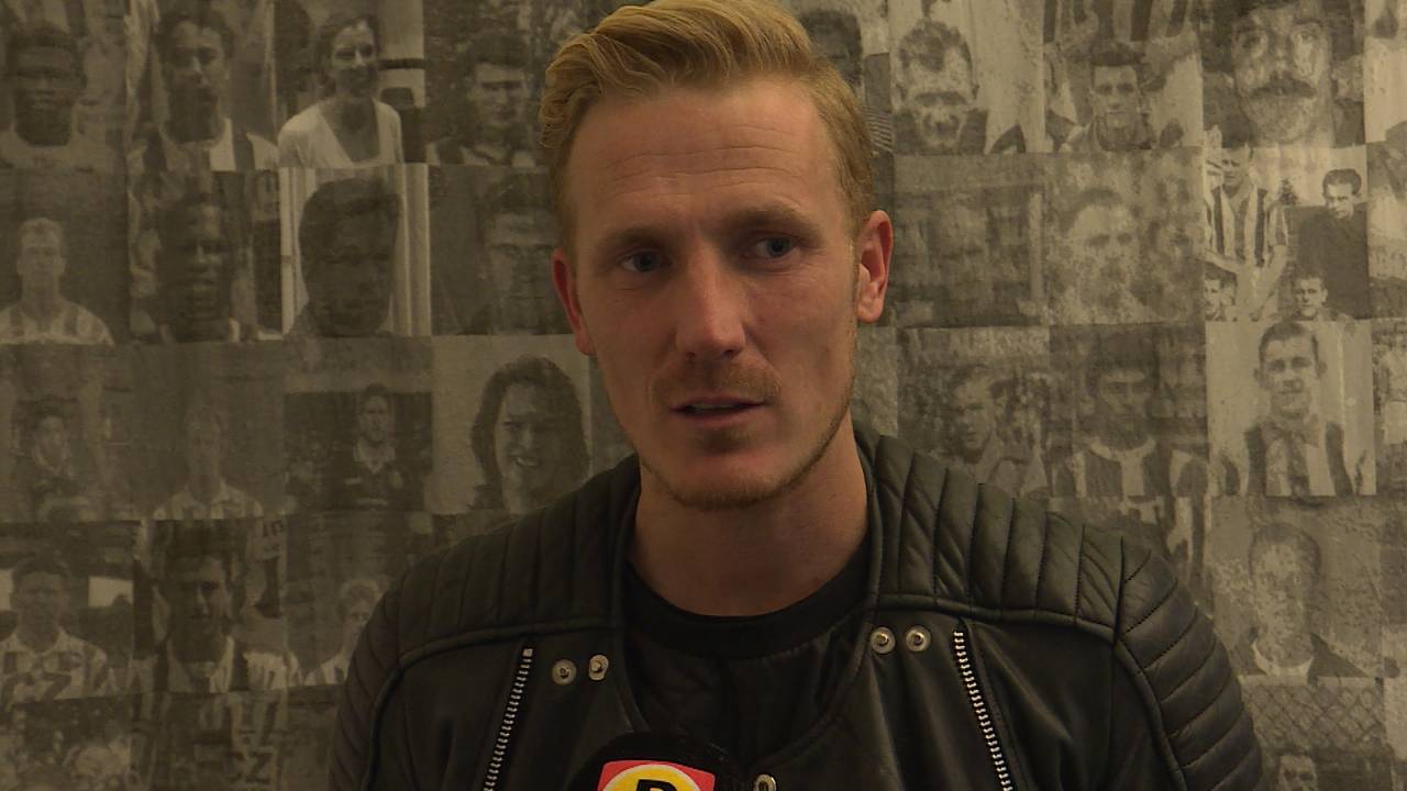 Nick van der Velden moet Vitesse - Willem II vanaf de tribune bekijken