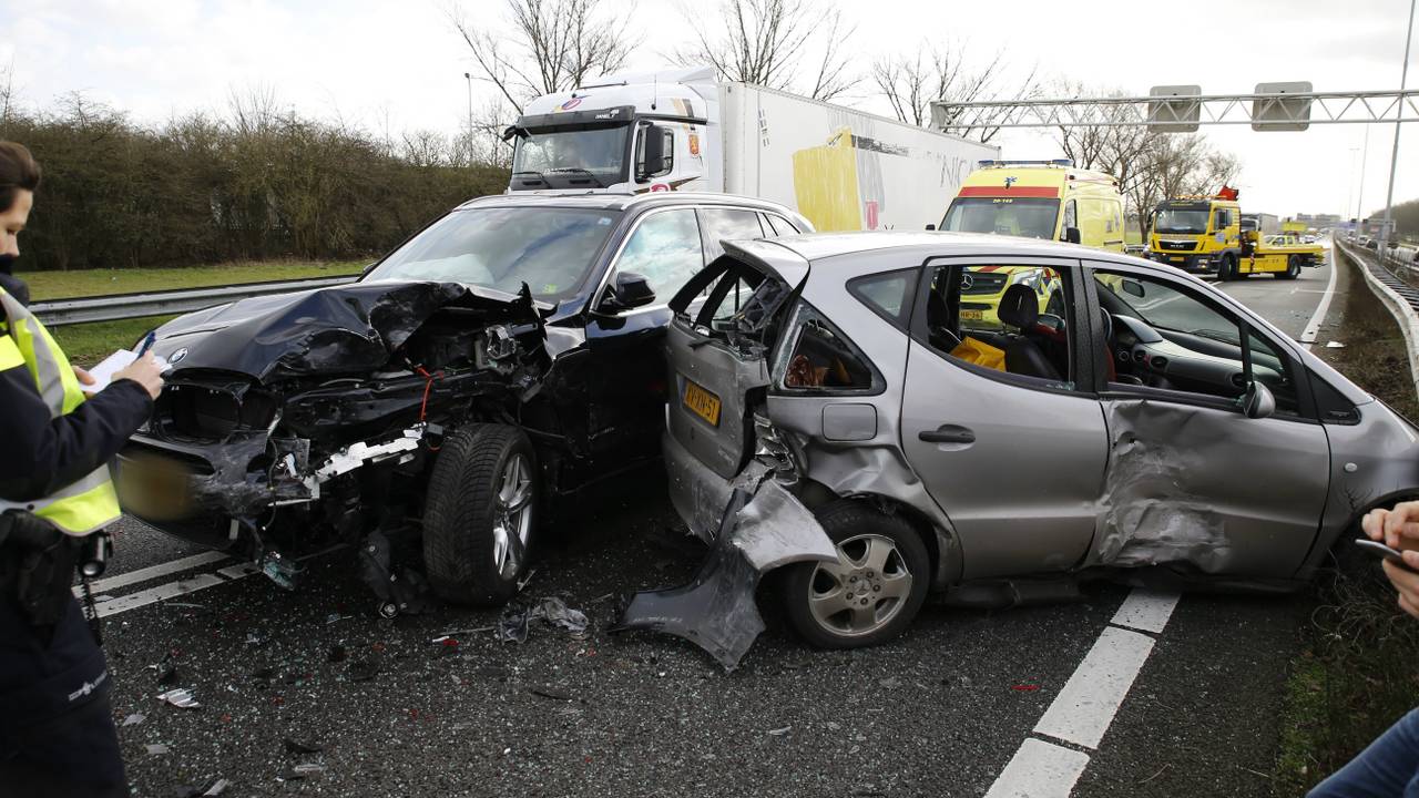 Vier auto's botsen op A27. (foto: Marcel van Dorst/SQ Vision)