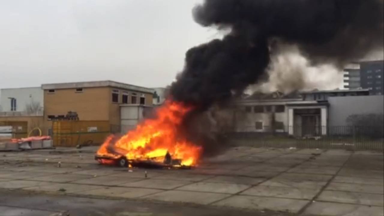 De in brand gestoken caravan (foto: StukTV)