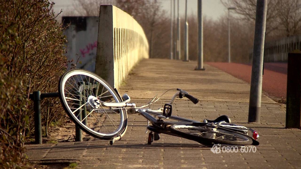 Meisje van fiets getrokken op Sjef de Kimpepad.