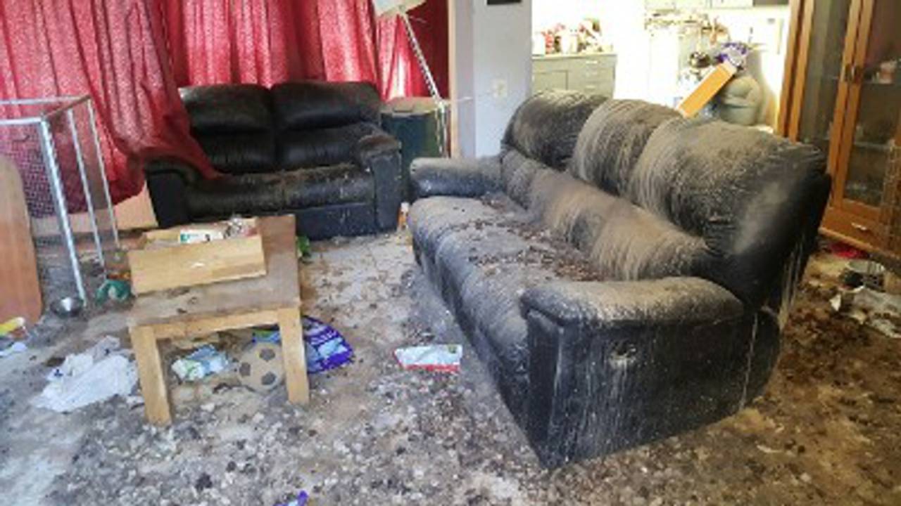 Het zwaar vervuilde huis in Etten-Leur. (Foto: politie)