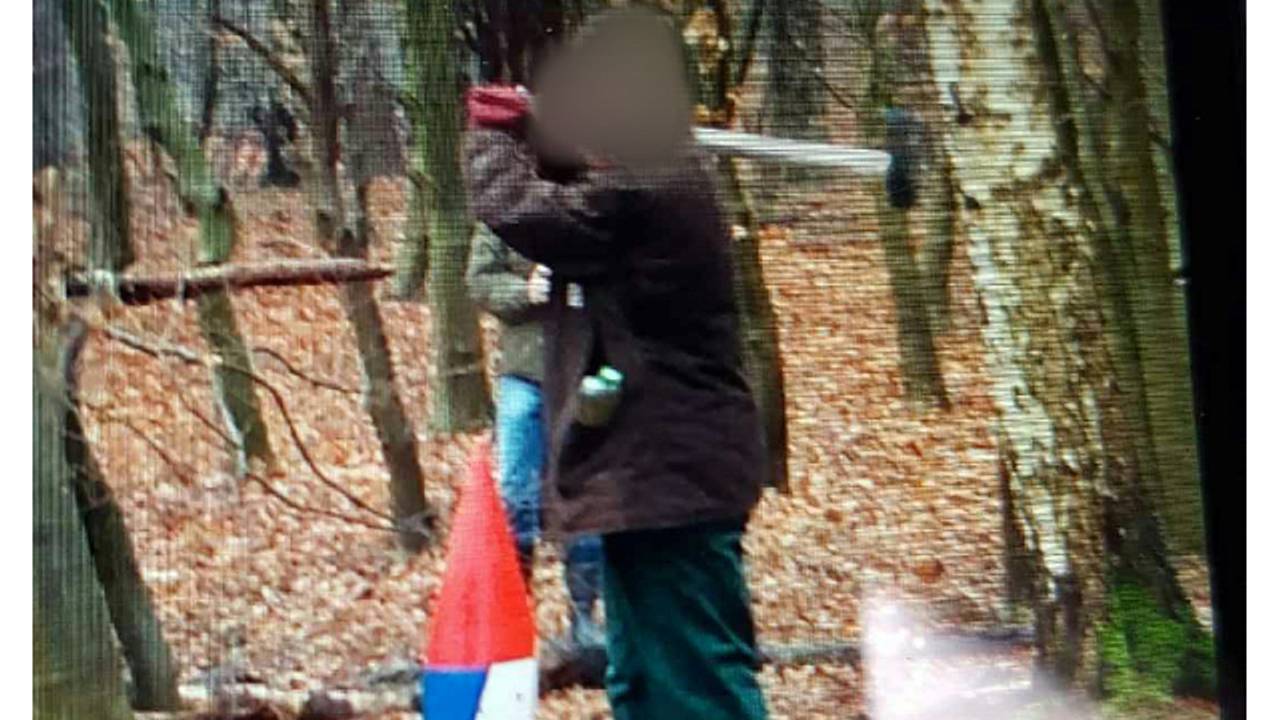 Verdachte man slaat kabouters kapot (Bron: Politie)