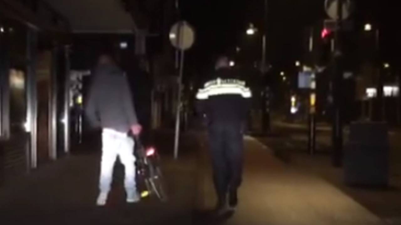 Zatte dief met agent (foto: Politie Eindhoven / Facebook)