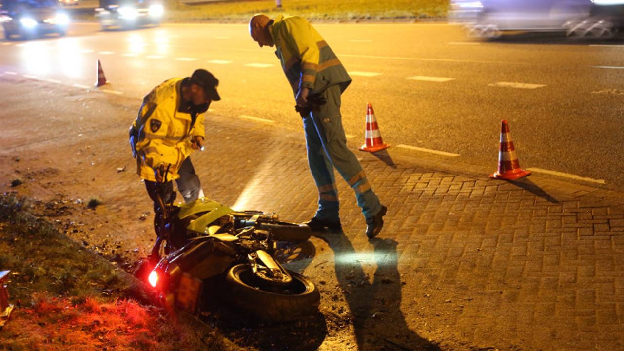 Motorrijder onderuit (foto: Gabor Heeres / SQ Vision)