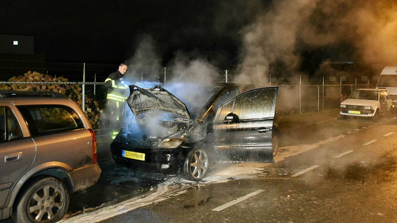De uitgebrande auto in Tilburg. (Foto: Toby de Kort/De Kort Media)