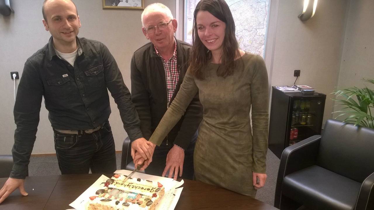Na twintig jaar mag Willie van Gemert (midden) de taart aansnijden (foto: NVV).