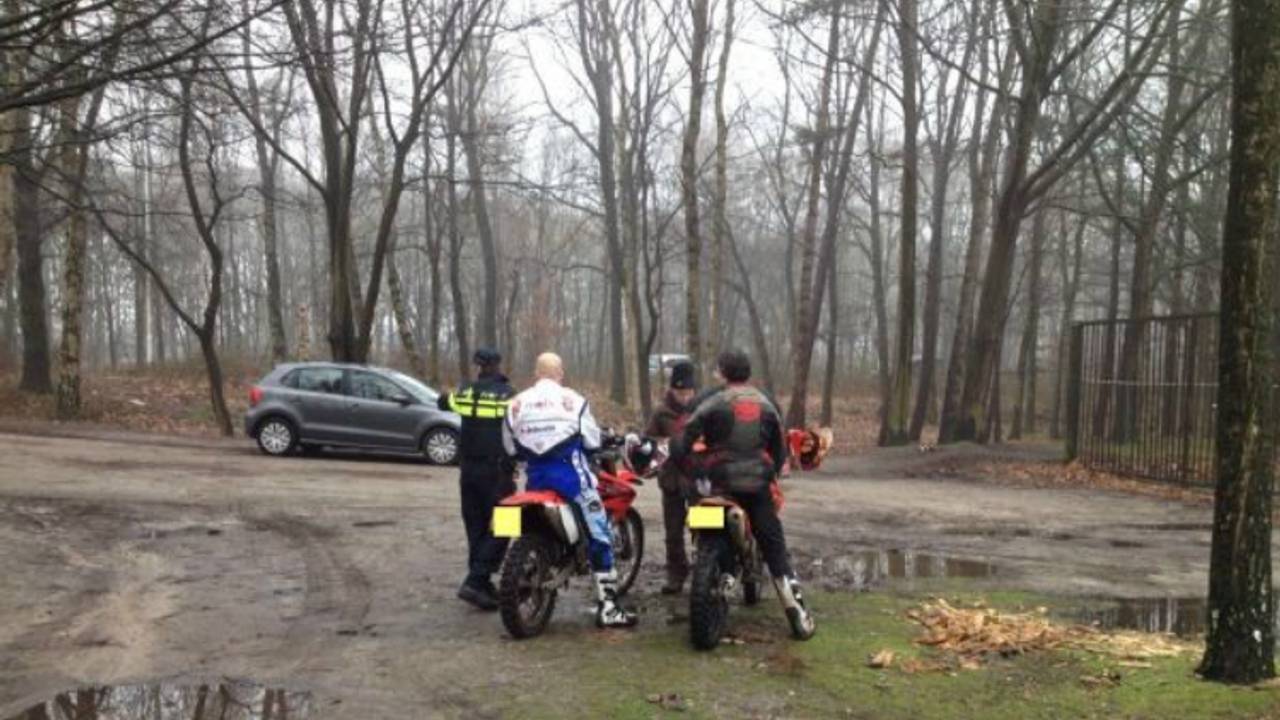 Wildcrossers worden beboet (archieffoto: Handhavingsteam Buitengebied).