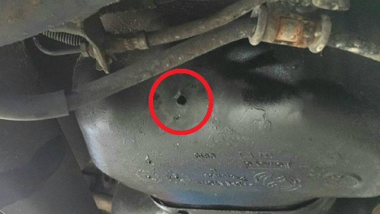 Via een gat in de tank werd benzine gestolen. (foto: Facebook Politie Deurne)