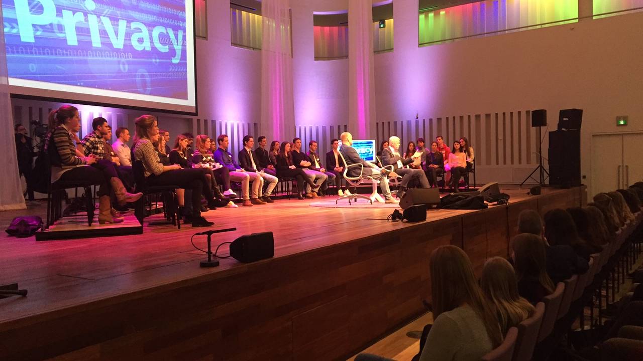 Rob Bertholee op het podium bij het Denk Groter Debat