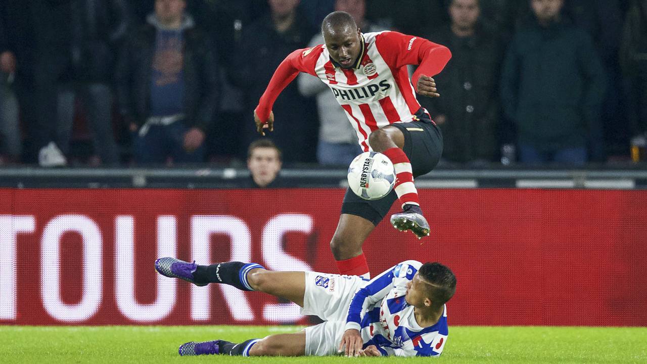 Jetro Willems sierlijk langs Heerenveen-verdediger Luciano Slagveer (foto: VI-Images)