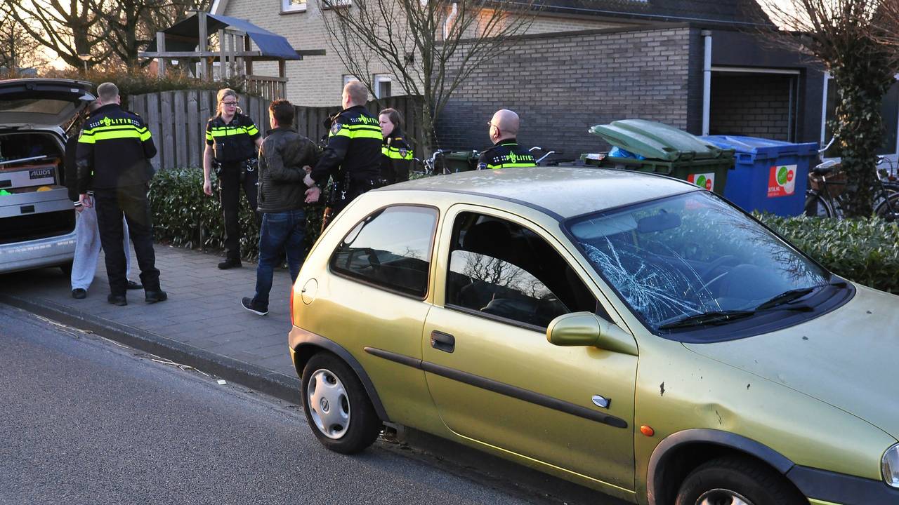 Eén van de mannen wordt geboeid afgevoerd (foto: FPMB / Marvin Doreleijers).