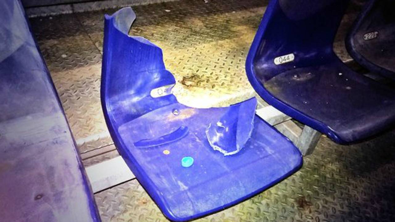 Het stoeltje werd gesloopt door een vuurwerkbom. Foto: Twitter/@FanzineDeRat