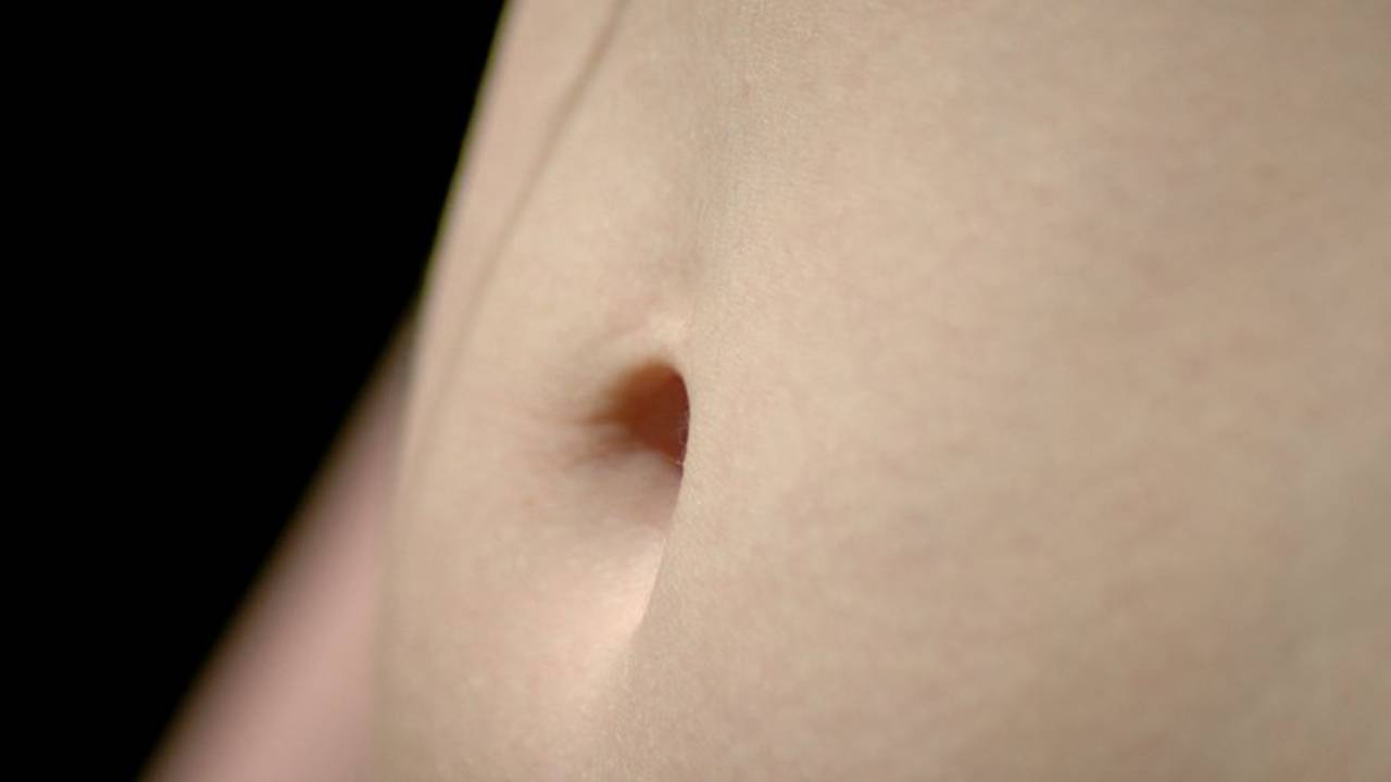 De naakte man moest de politiecel in