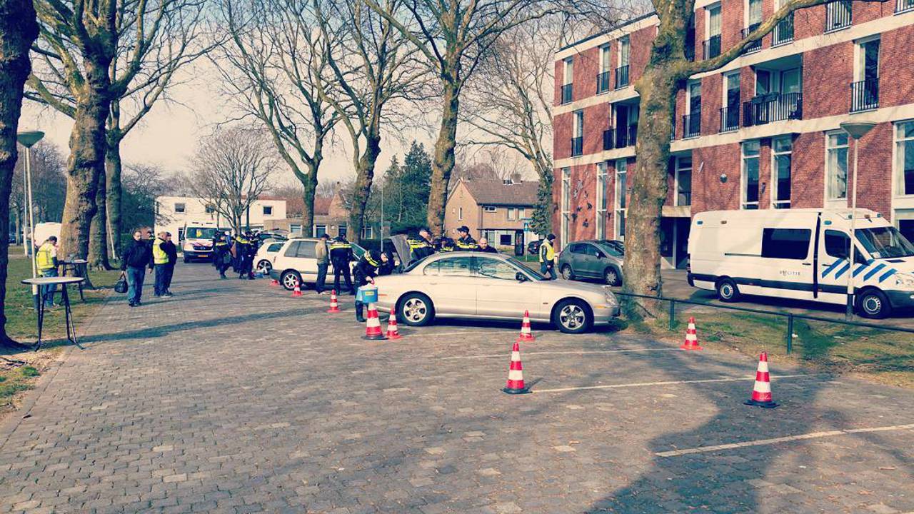 'Patsercontrole' in Breda. (foto Instagram: Wijkagent_breda.zuid.oost)