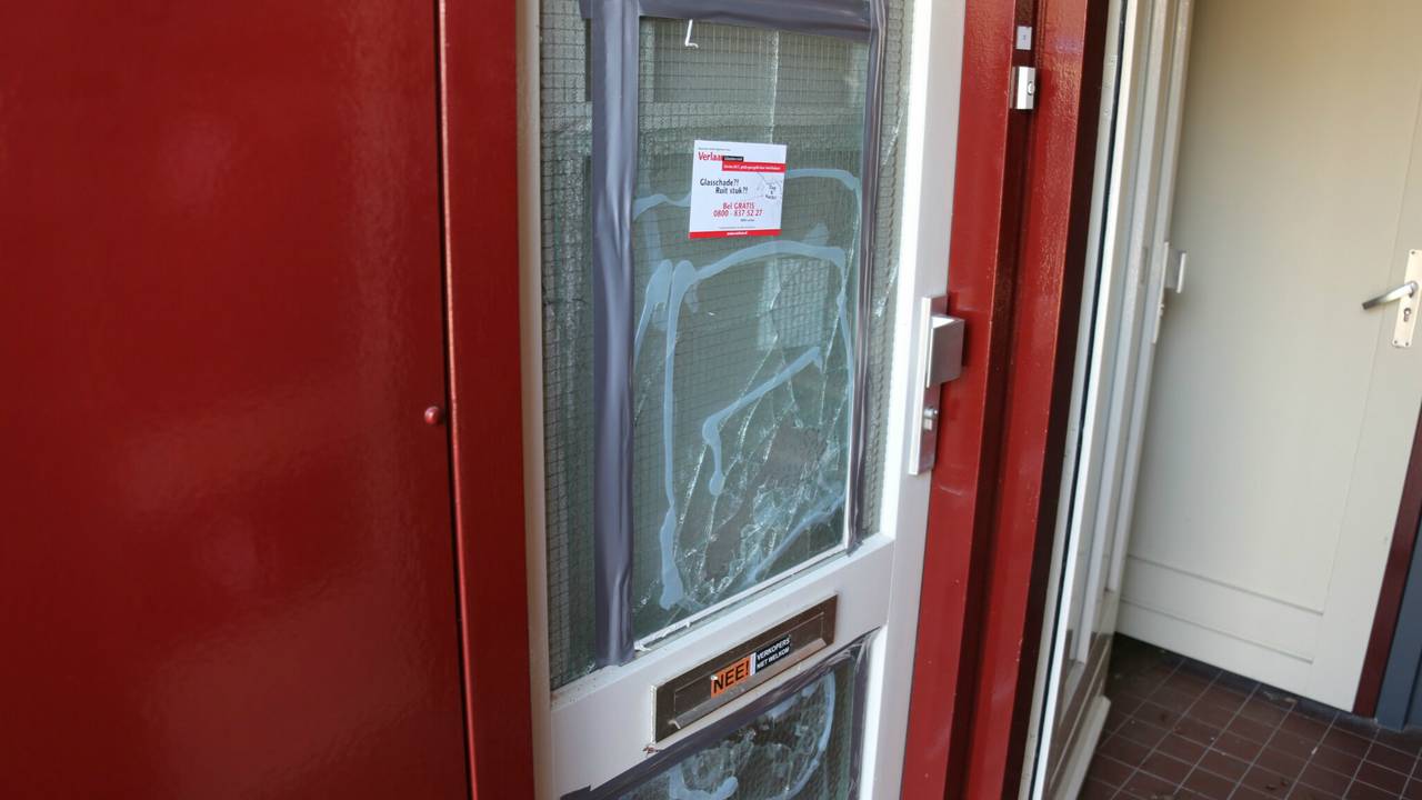 De politie zoekt de dader die de woning vernielde. (Foto: FPMB Erik Haverhals)