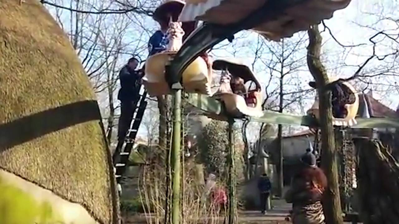 Bezoekers uit de monorail gehaald (bron: Looopings / YouTube)