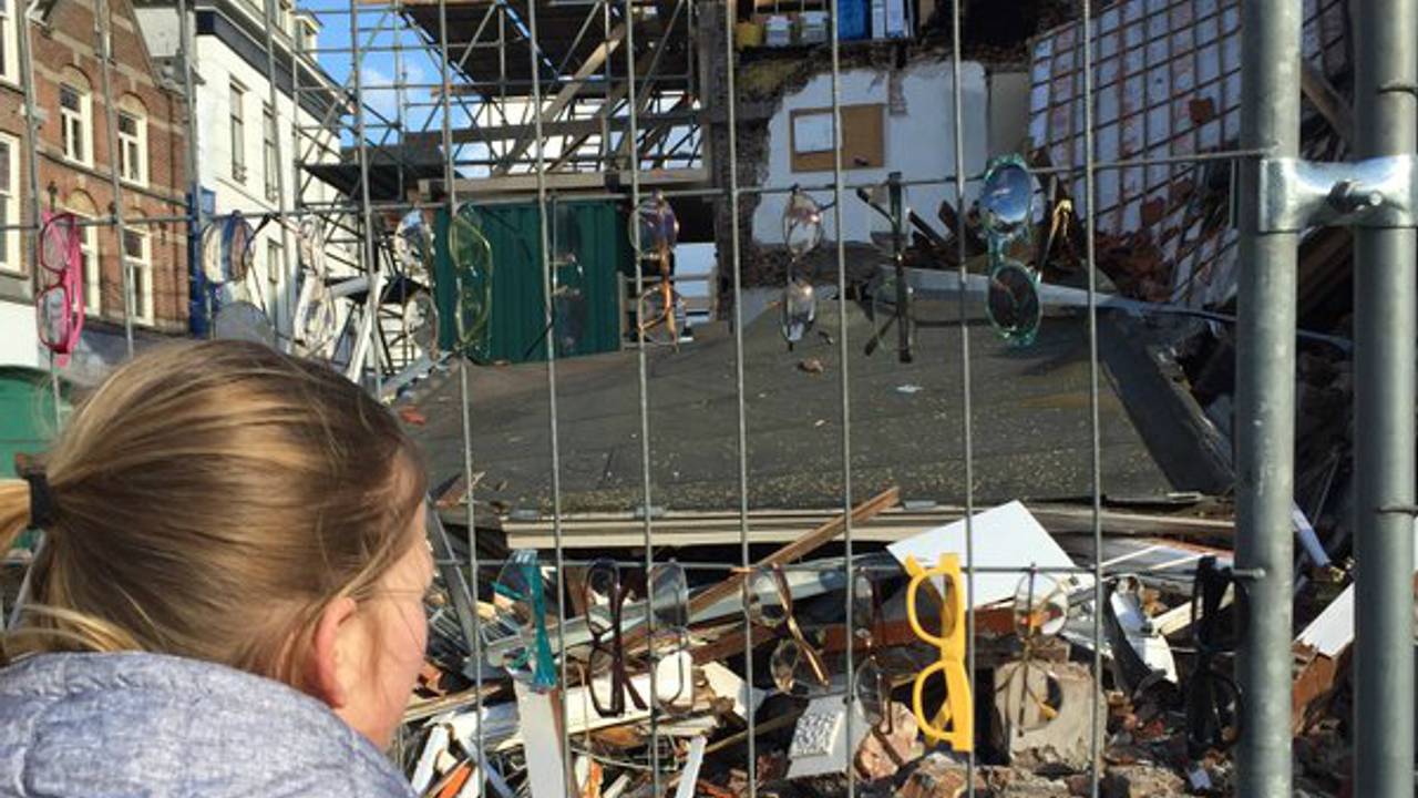 Brillen aan het hek bij ingestorte Pearle in Den Bosch (foto: Karlijn Houterman)