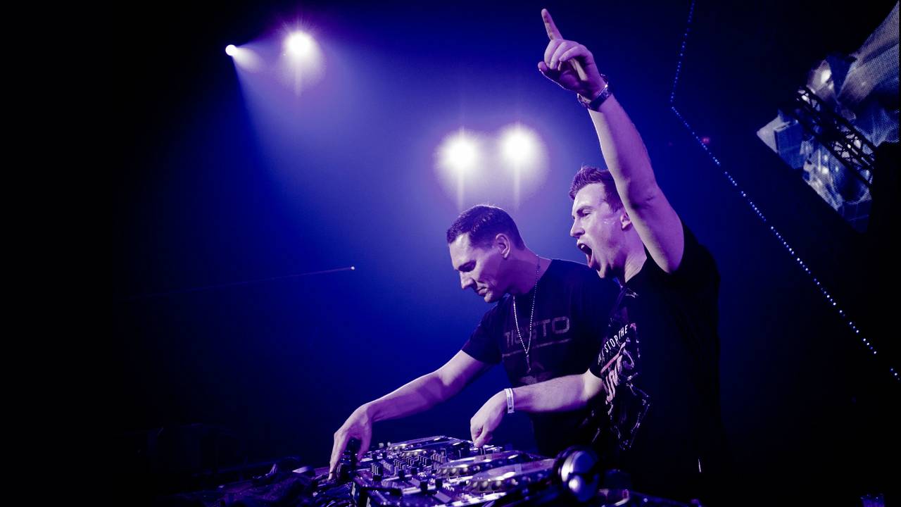 Tiësto en Hardwell samen aan de draaitafels. (ANP)