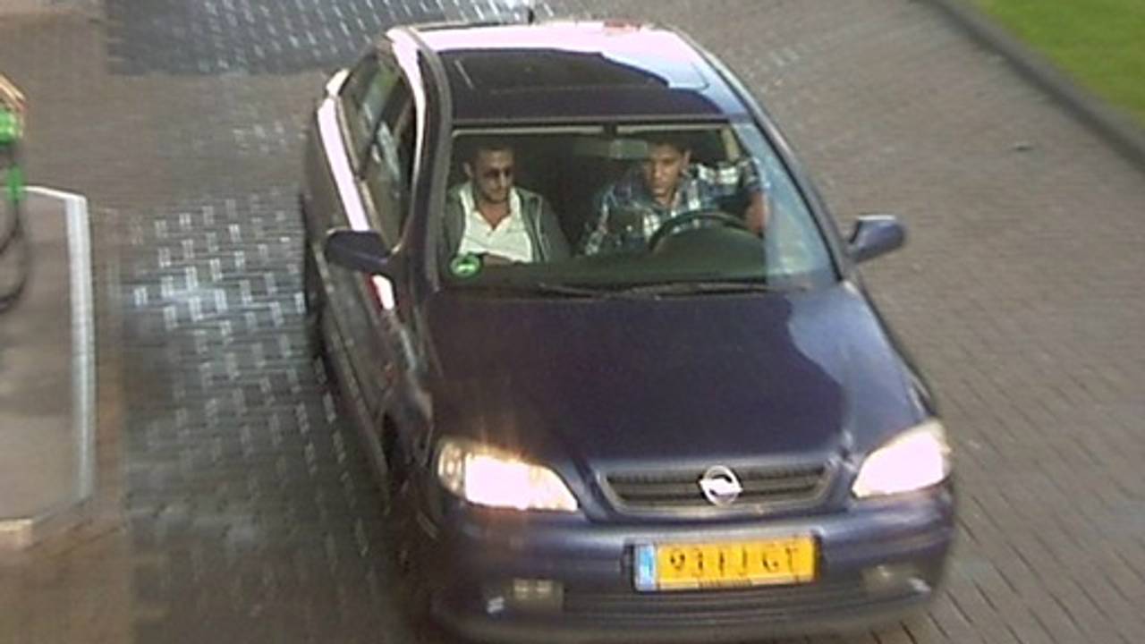 Deze mannen tankten zonder te betalen (foto: politie.nl)