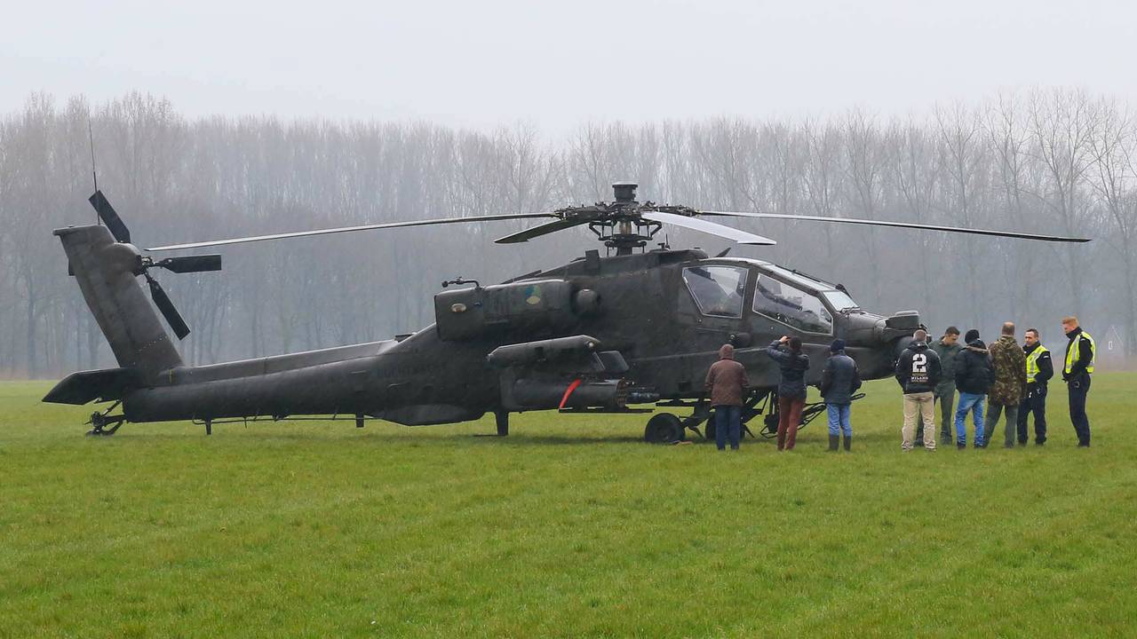 Weer voorzorgslanding van Apache. (foto: Harrie Grijseels/SQ Vision)